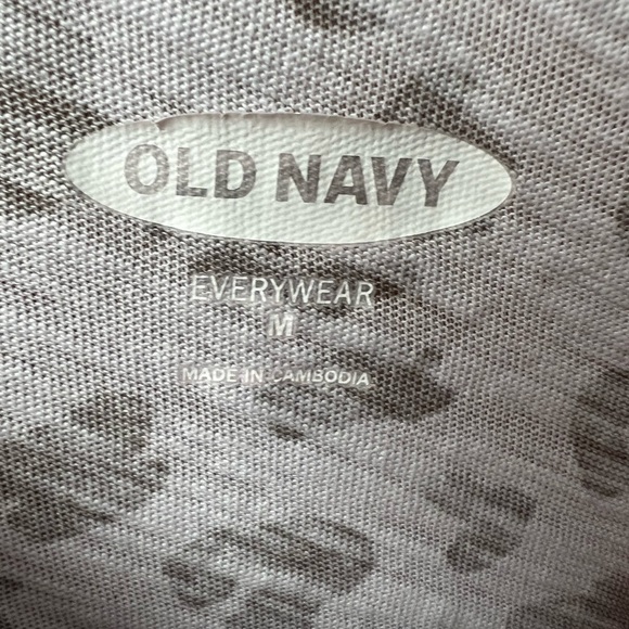 Women’s Gray Old navy cheetah print shirt size medium - Picture 2 of 2